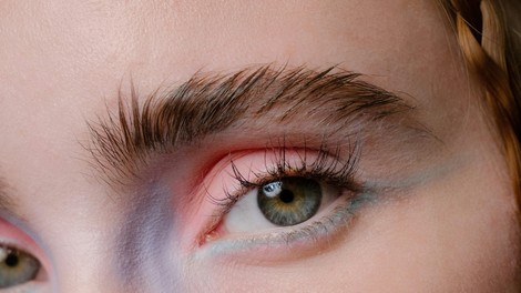 Preprost lepotni trik, o katerem trenutno govori ves internet: potrebujete samo predmet, ki ga imate gotovo že doma