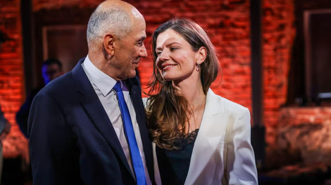 Fotografije, ki so raznežile splet: Urška Bačovnik Janša in Janez Janša na soočenju pokazala ljubečo bližino