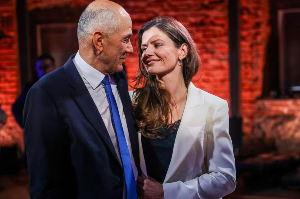 Fotografije, ki so raznežile splet: Urška Bačovnik Janša in Janez Janša na soočenju pokazala ljubečo bližino (foto: Daniel Novaković/STA)