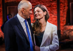 Fotografije, ki so raznežile splet: Urška Bačovnik Janša in Janez Janša na soočenju pokazala ljubečo bližino