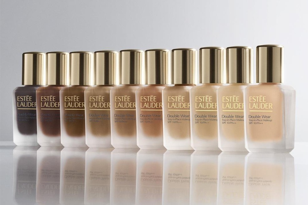 5 razlogov, zakaj je ta puder in serum novi must have v tvoji rutini (in kako ju pravilno kombinirati!) (foto: Estee Lauder/Douglas)