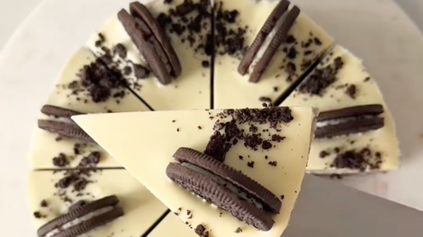 Pregrešna sladica za ljubitelje Oreo piškotov: torta brez peke, ki vedno uspe