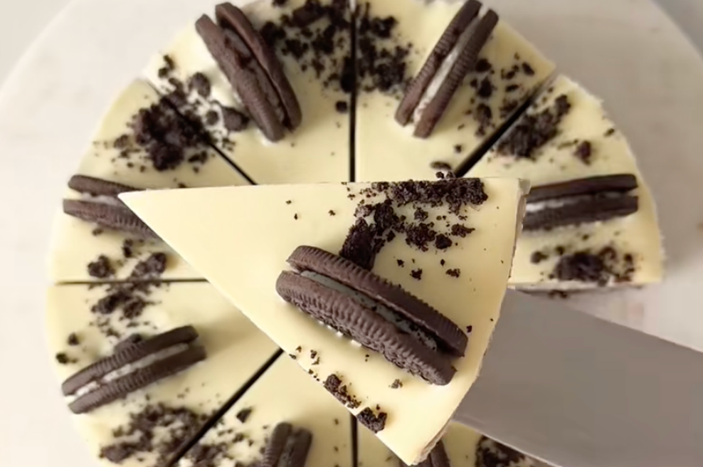Pregrešna sladica za ljubitelje Oreo piškotov: torta brez peke, ki vedno uspe (foto: TikTok/posnetek zaslona/mihribans.kitchen)