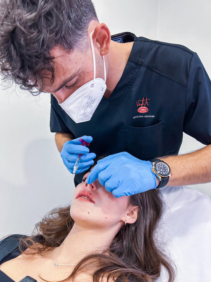 »Moj cilj ni, da je vidno, da ste bili pri meni.« Dr. Miha Verdnik o botoksu, polnilih, sodobnih estetskih posegih in najboljši poti do naravne lepote