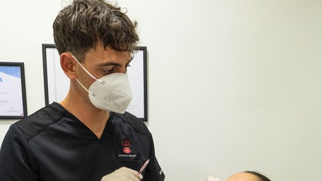 »Moj cilj ni, da je vidno, da ste bili pri meni.« Dr. Miha Verdnik o botoksu, polnilih, sodobnih estetskih posegih in najboljši poti do naravne lepote