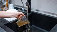 moski locitev zena odnos kozarec korito kuhinja ljubezen spotovanje partnerstvo