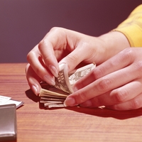 "Preveč sem revna, da bi se lahko razšla z njim" (izpoved naše dolgoletne bralke)