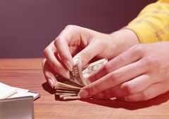 "Preveč sem revna, da bi se lahko razšla z njim" (izpoved naše dolgoletne bralke)