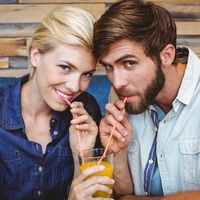 Raziskava razkriva: po toliko zmenkih pari prvič seksajo