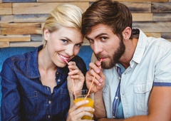 Raziskava razkriva: po toliko zmenkih pari prvič seksajo