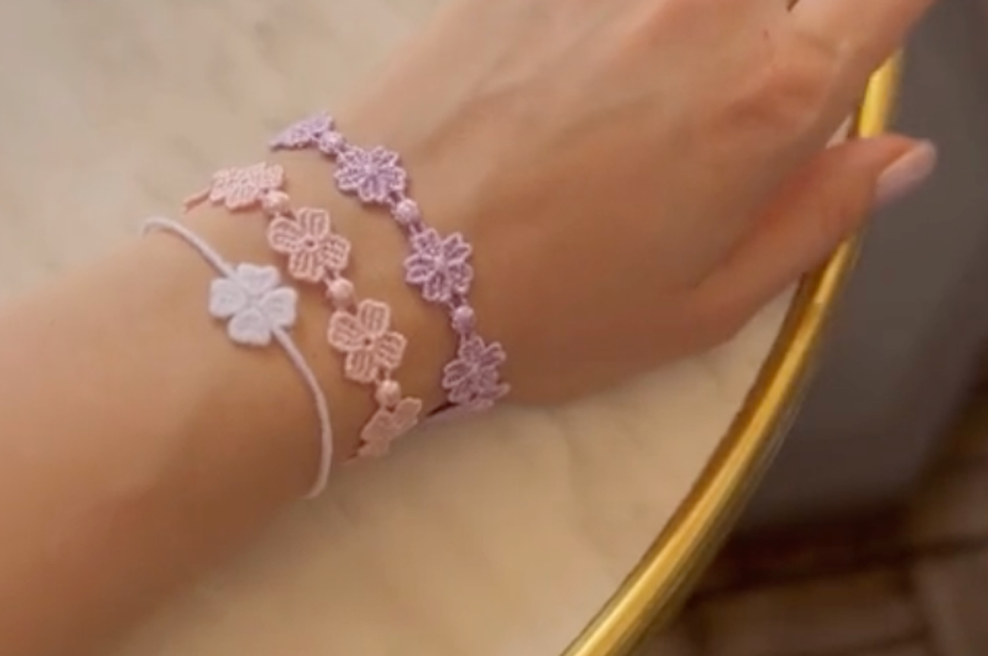 Se jih še spomnite? To so zapestnice, ki so jih včasih nosila vsa "it" dekleta, potem pa so utonile v pozabo (foto: TikTok/cruciani_c/posnetek zaslona)