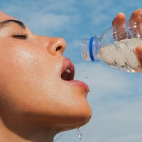 "Ogabno! Odšla sem spat z mokrimi lasmi, nato pa se mi je na glavi pojavilo …"