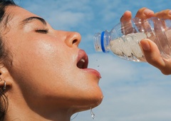 "Ogabno! Odšla sem spat z mokrimi lasmi, nato pa se mi je na glavi pojavilo …"