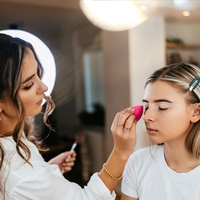 Umazana skrivnost vizažistov: profesionalci se vedno znova vračajo k pudru, ki ga v slovenskih drogerijah dobite za okoli 10 evrov