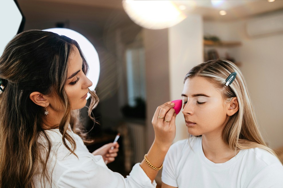 Umazana skrivnost vizažistov: profesionalci se vedno znova vračajo k pudru, ki ga v slovenskih drogerijah dobite za okoli 10 evrov (foto: Unsplash)