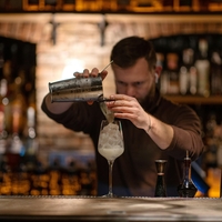 To je razlog za dolgo vrsto v centru Ljubljane: odprl se je lokal, kjer vsi koktajli stanejo le tri evre