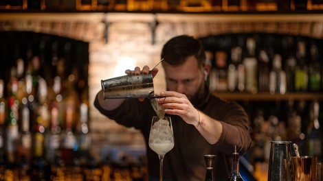 To je razlog za dolgo vrsto v centru Ljubljane: odprl se je lokal, kjer vsi koktajli stanejo le tri evre