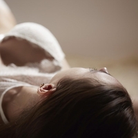 Pozabite na drage kozmetične izdelke! Seksualna terapevtka z osupljivim razkritjem: med rjuhami se skriva recept za popoln videz