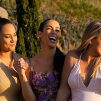 Tina Gaber Golob nasmejana do ušes: ujeli so jo na zabavi pred rojstvom otroka, kjer ni manjkalo "neskončnega slikarjenja"