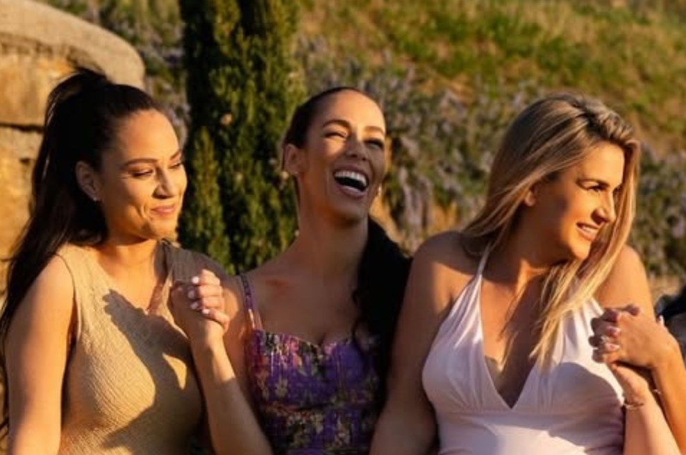 Tina Gaber Golob nasmejana do ušes: ujeli so jo na zabavi pred rojstvom otroka, kjer ni manjkalo "neskončnega slikarjenja" (foto: Instagram/Anja Sivec)