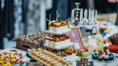 
                                                         Bojan Cvjetićanin presenetil s stajlingom: en detajl je še posebej izstopal