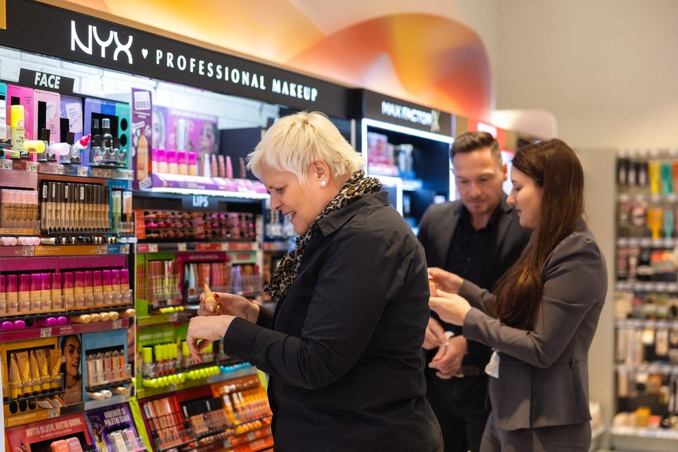 dm poslovalnice prenovljena dekorativna stojala