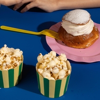 Kaj?! Ta sladica, ki jo tako rada ješ, ti v resnici povzroča prhljaj!