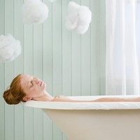 Če se zbudiš z zabuhlim obrazom, ne pij kave, ampak uporabi elastiko za lase (lepotni trik, ki je obnorel ženske)