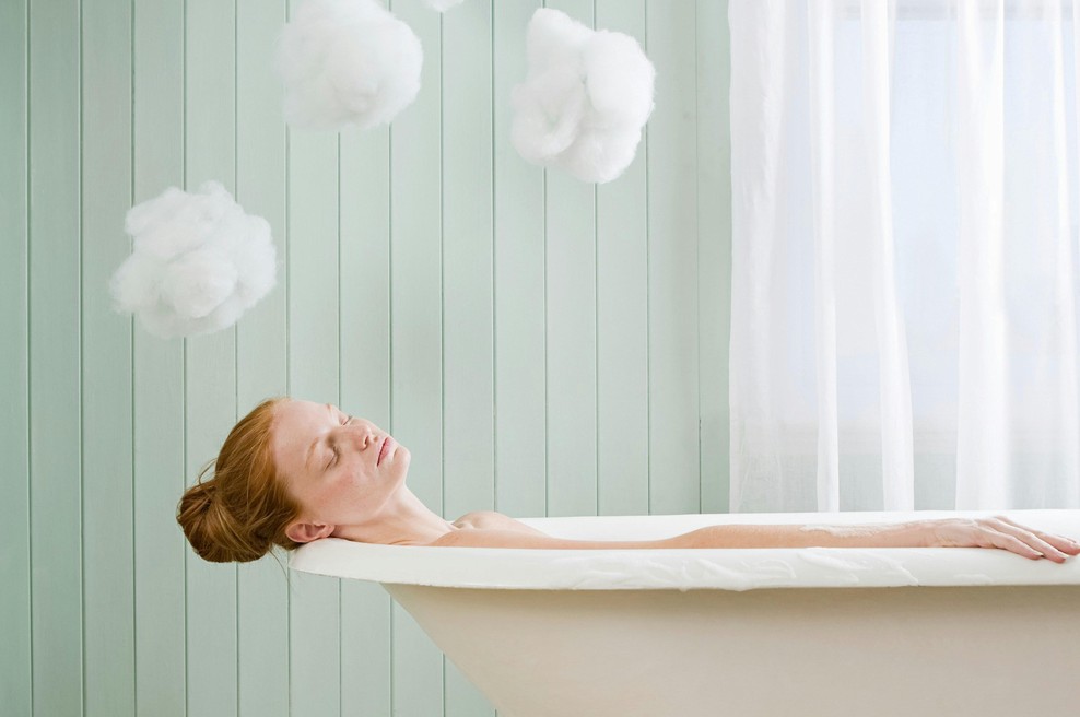 Če se zbudiš z zabuhlim obrazom, ne pij kave, ampak uporabi elastiko za lase (lepotni trik, ki je obnorel ženske) (foto: UNSPLASH)