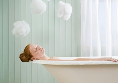 Če se zbudiš z zabuhlim obrazom, ne pij kave, ampak uporabi elastiko za lase (lepotni trik, ki je obnorel ženske)