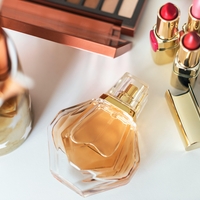 Parfumi za v pisarno: diskretni vonji, ki pustijo vtis (a ne oblaka) in po katerih vas bo vprašala čisto vsaka