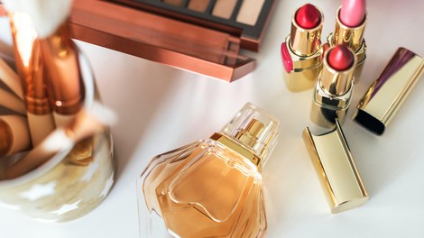 Parfumi za v pisarno: diskretni vonji, ki pustijo vtis (a ne oblaka) in po katerih vas bo vprašala čisto vsaka