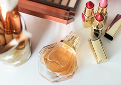 Parfumi za v pisarno: diskretni vonji, ki pustijo vtis (a ne oblaka) in po katerih vas bo vprašala čisto vsaka