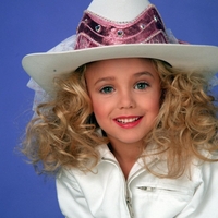 Bila je najlepša deklica na svetu, a kar se ji je zgodilo, svet preganja še danes