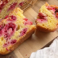 Recept, ki osvaja: popoln kolač z limono in malinami, ki nikoli ne razočara