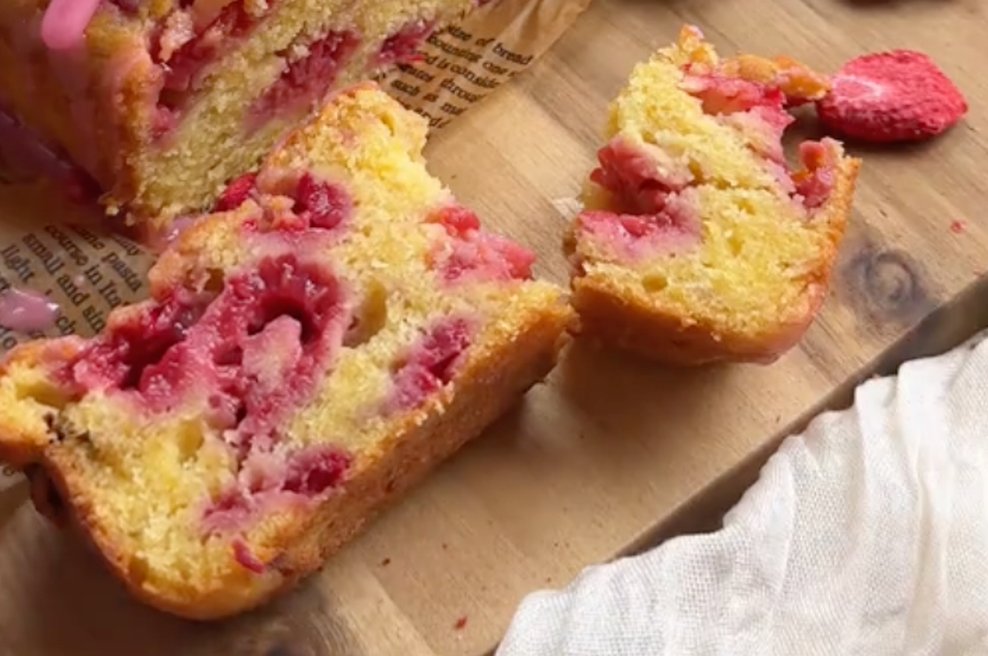 Recept, ki osvaja: popoln kolač z limono in malinami, ki nikoli ne razočara (foto: TikTok/saamopetraa3/posnetek zaslona)