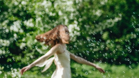 dekle ples narava zelenje