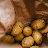 Imate doma tri srednje velike kose krompirja? Nikar jih ne vrzite stran, iz njih lahko pripravite okusen in nasiten zajtrk