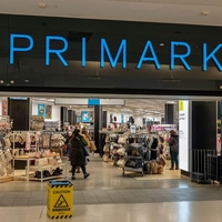 Primark navdušil s poceni izdelki, ki močno spominjajo na priljubljeno modno znamko