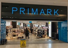 Primark navdušil s poceni izdelki, ki močno spominjajo na priljubljeno modno znamko