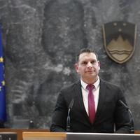 Ste opazili, kaj nosi novopečeni predsednik državnega zbora Zoran Stevanović? Ta pulover razkriva več, kot si mislite