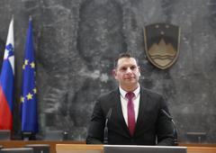 Ste opazili, kaj nosi novopečeni predsednik državnega zbora Zoran Stevanović? Ta pulover razkriva več, kot si mislite