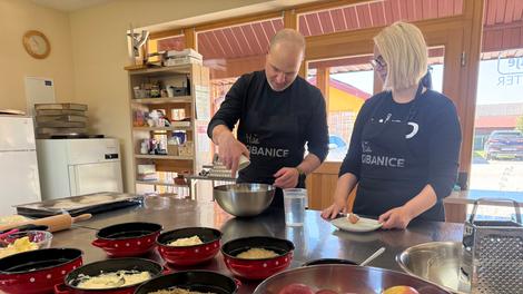 Bi s sodelavci radi doživeli res poseben teambuilding? Specite z lastnimi rokami prekmursko gibanico (po zaščiteni recepturi)