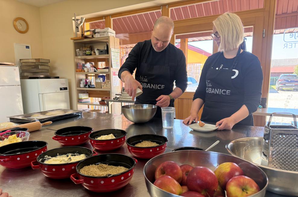 Bi s sodelavci radi doživeli res poseben teambuilding? Specite z lastnimi rokami prekmursko gibanico (po zaščiteni recepturi) (foto: Hiša gibanice)