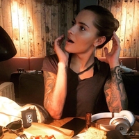 "Moje oči niso nikoli zapustile moškega, ki je opazoval. Tresla sem se." (Vroča resnična zgodba)