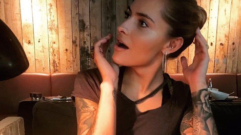 "Moje oči niso nikoli zapustile moškega, ki je opazoval. Tresla sem se." (Vroča resnična zgodba)