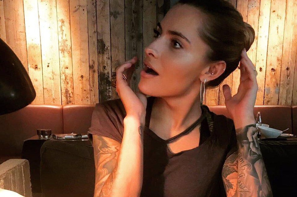 "Moje oči niso nikoli zapustile moškega, ki je opazoval. Tresla sem se." (Vroča resnična zgodba) (foto: Profimedia)