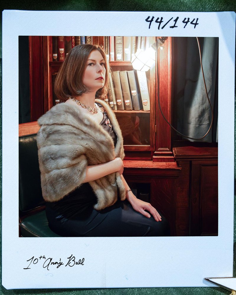 Serija 144 podob, posnetih na instantne filmske kamere, Station XV vabi gledalce k razmisleku o lastni preteklosti