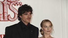 Jacob Elordi s soigralko iz filma Viharni vrh Margot Robbie.
