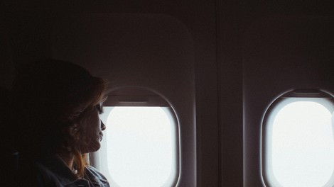 ženska na letalu
